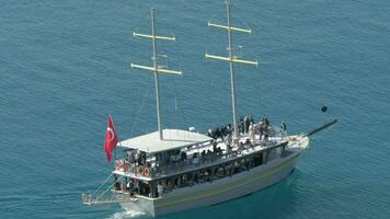 Turks schip met toeristen het zeilen in de zee video
