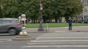 piéton et voiture circulation dans le rue de Paris, France video