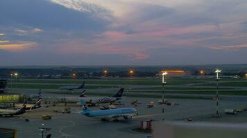 Flugzeuge im Terminal d von Scheremetjewo Flughafen, Abend Aussicht Moskau, Russland video