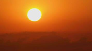 ochtend- rood lucht met zon stijgende lijn video