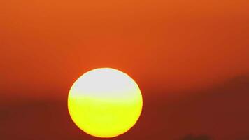 rot heiß Himmel mit Sonne Platte steigend video