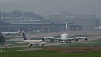 aeroplani rullaggio su il pista di decollo - a380 e a320 video