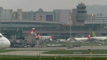 emirates flygbuss a380-800 taxning video