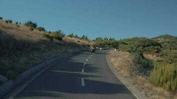 uma pessoa equitação uma motocicleta baixa uma montanha estrada video