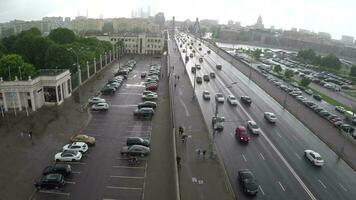 voitures conduite à travers le pont sur pluvieux journée Moscou, Russie video