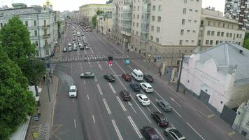 antenne visie van stad snelweg met auto verkeer video