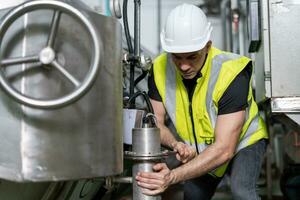 ingenieros o utilidad personal vistiendo la seguridad casco reparar el máquinas en el producción línea. utilidad inspector cheque máquina y prueba el sistema a reunirse el estándar. máquina, preventivo mantenimiento foto