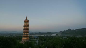 timelapse schot van avond komt eraan naar bai dinh tempel, Vietnam video