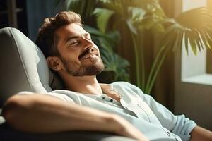 satisfecho hermoso joven hombre relajante en el sofá a hogar, sonriente hombres disfrutando día apagado acostado en el sofá, sano estilo de vida, personas y fiesta concepto.. ai generado foto