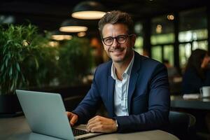 un hermoso empresario en un traje y lentes en el oficina. ai generado foto