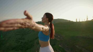 yoga rutina de ejercicio de hembra atleta. joven sano mujer haciendo yoga en el montañas durante amanecer. bienestar y sano estilo de vida, zen concepto. lento movimiento. video
