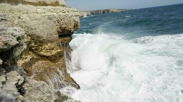 mar olas lavar terminado el rocas tormenta y malo clima a mar en súper lento movimiento. video