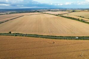 alto ángulo panorámico paisaje ver de británico agrícola granjas a campo paisaje de afilar badajos, lutón ciudad de Inglaterra Reino Unido. imágenes capturado en agosto 19, 2023 foto