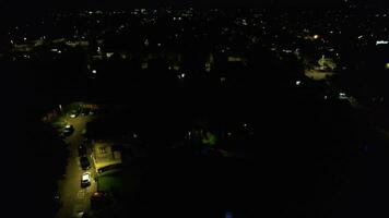 hoch Winkel Aufnahmen von zentral Luton Stadt von England während Nacht. video
