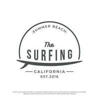 verano surf California logo modelo retro Clásico con tabla de surf y olas concepto.logo para etiqueta, verano día festivo, negocio, insignia. vector