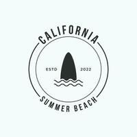 verano surf California logo modelo retro Clásico con tabla de surf y olas concepto.logo para etiqueta, verano día festivo, negocio, insignia. vector