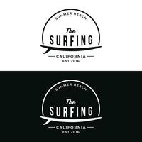 verano surf California logo modelo retro Clásico con tabla de surf y olas concepto.logo para etiqueta, verano día festivo, negocio, insignia. vector