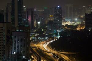 noche transporte tráfico en kuala lumpur, Malasia foto