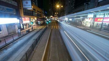 noche hong kong calle con carril y Moviente tranvía foto