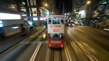 De dos pisos tranvía y autobuses en noche hong kong foto