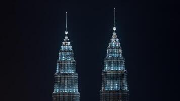 iluminado petronas gemelo torres, kuala lumpur foto