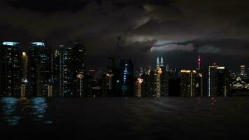 noche kuala lumpur, ver desde techo piscina foto