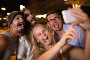 joven personas tomando loco selfie con móvil foto