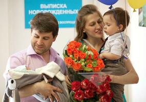 familia en el maternidad hospital con recién nacido foto