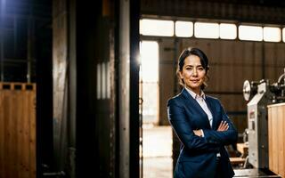 foto de trabajando empresario mujer a fábrica con máquina y obrero, generativo ai