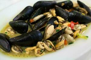 apetitoso plato con mejillones foto