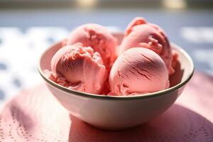 de cerca Disparo de un cuenco con cucharadas de rosado hielo crema foto