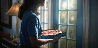 mujer en azul camisa participación Pizza caja en vivo habitación, ai generativo. foto
