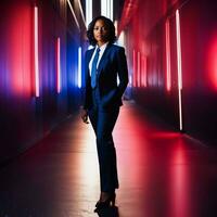 foto de inteligente africano mujer con negocio traje a neón mezclado rojo y azul ligero ciencia fi fondo, generativo ai