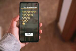 mujer clasificación negativo un Servicio en teléfono inteligente cliente revisión satisfacción realimentación concepto. usuario dar uno estrella a Servicio experiencia en en línea solicitud. negocio reputación. foto