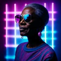 foto de medio Envejecido antiguo africano mujer con con mezclado rosado y azul neón luz, generativo ai