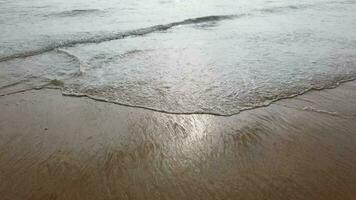 abstrakt Hintergrund von sandig Strand und Wellen. video