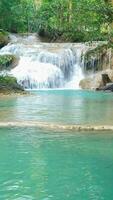 paisaje natural de hermosas cascadas de erawan en un entorno de selva tropical y aguas cristalinas de color esmeralda. increíble naturaleza para aventureros parque nacional de erawan, tailandia video