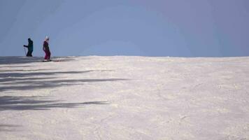 belokurikha, russo federação fevereiro 21, 2017 - esquiadores ir baixa a montanha, inverno dia. inverno Esportes. video