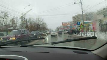 novosibirsk, Rusia octubre 31, 2021 - pov ver coche conducción en un otoño lluvioso día video