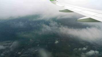Aussicht von das Fenster von das Ebene. Flugzeug, Flugzeug. Reisen durch Luft. Flugzeug Flug. Flügel von ein Flugzeug fliegend über das Wolken video