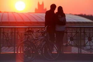 Pareja disfrutando escénico puesta de sol en el ciudad foto