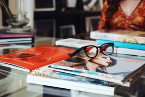 revistas en mesa con los anteojos. foto