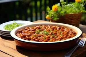 horneado bostón frijoles en un plato en el jardín en el mesa. foto