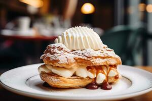 delicioso soplo Pastelería con azotado crema servido en un café foto