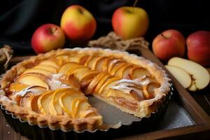 recién horneado manzana tarta en un horneando pan foto