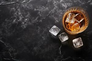 whisky con hielo cubitos en negro mármol fondo, parte superior vista. generativo ai foto