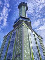 mezquita torre en contra el cielo. dónde el llamada a oración repitió y además usado para visión amplia foto