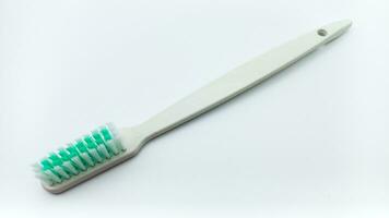blanco el plastico cepillo de dientes aislado en blanco antecedentes. inclinado ver desde encima foto