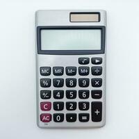 digital bolsillo calculadora aislado en blanco antecedentes. ver desde encima con cuadrado orientación foto