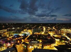 aéreo ver de iluminado lutón ciudad de Inglaterra Reino Unido después puesta de sol durante noche de verano. imagen estaba capturado con drones cámara en sep 1º, 2023 foto